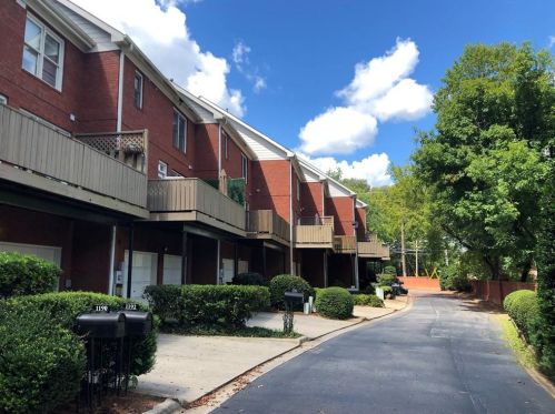 1194 Brookhaven Gln, Atlanta GA  30319-4707 exterior