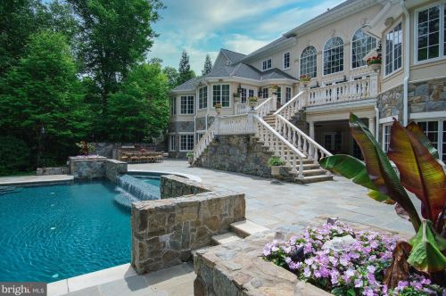 896 Alvermar Rdg Dr, Mc Lean VA 22102-1439 exterior