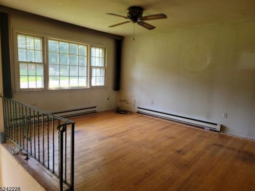 19 Hillside Ter, Andover, NJ 07821-2283