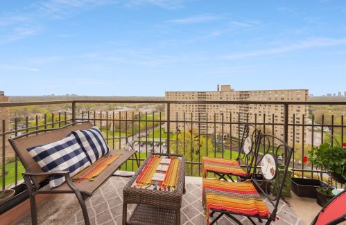 7033 Kedzie Ave, Chicago IL  60645-2845 exterior