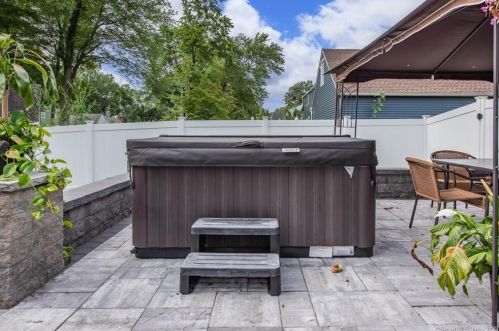 19 Burnham St, Enfield CT 06082-6102 exterior