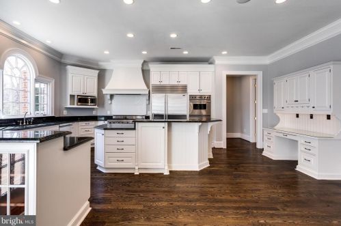 884 Alvermar Rdg Dr, Mc Lean VA 22102-1435 exterior