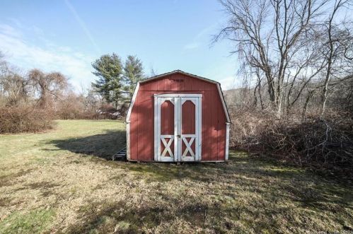 7 Curtis Ct, North Haven CT 06473-3921 exterior