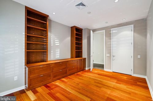 1433 Bainbridge St, Philadelphia PA 19146-2121 exterior