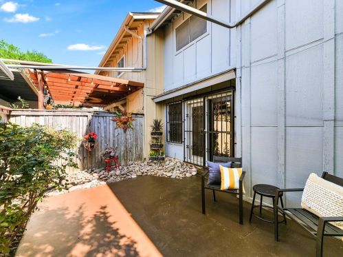 1849 Coronado Hl Dr, Austin TX 78752-2116 exterior