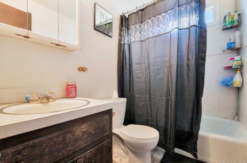 23 Horace St, Manchester CT 06040-6423 exterior