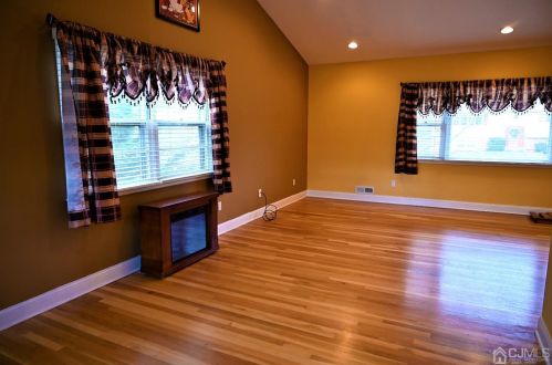 29 Oliver Ave, Edison NJ 08820-3144 exterior