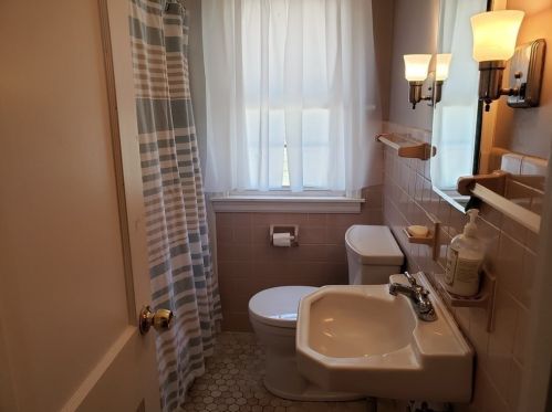 170 Meadowbrook Ave, West Springfield MA 01089-2946 exterior