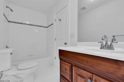 2 Caruso Ct, Bridgewater NJ 08807-2149 exterior