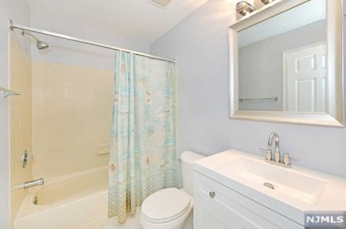 1037 Cambridge Ct, Mahwah NJ 07430-3249 exterior