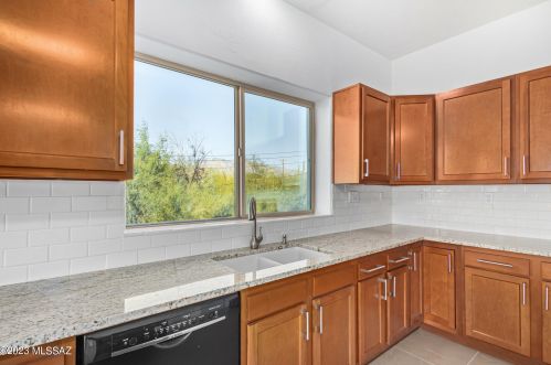 828 Cresta Loma Dr, Tucson AZ 85704-3706 exterior