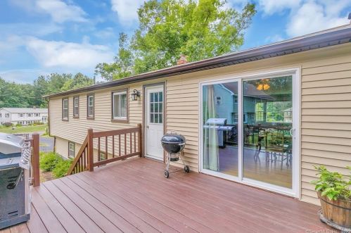 51 Pioneer Dr, Windsor CT exterior