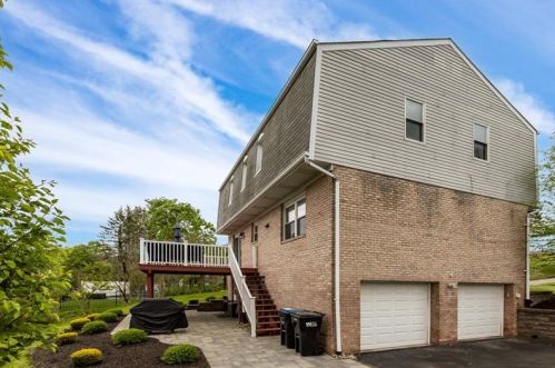 720 Brookshire Dr, Pittsburgh, PA 15237-4104