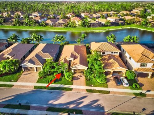 3220 Pacific Dr, Naples, FL 34119-8672