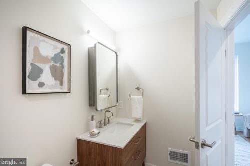 516 21 St, Philadelphia PA 19130-1401 exterior