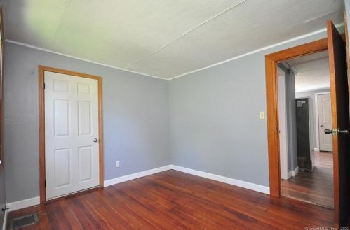 184 St, Windsor CT 06095-2412 exterior