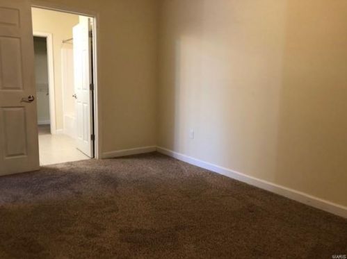 2684 Mcknight Crossing Ct, Saint Louis, MO 63124-1688