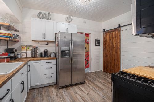 604 Apple Ave, Meskegon MI  49442-3646 exterior