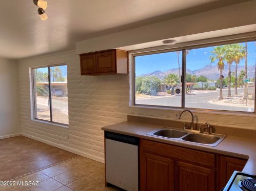 9006 8th St, Tucson, AZ 85710-3009