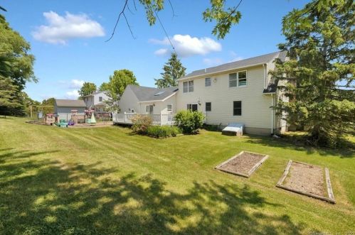 24 Roland St, Enfield CT 06082-5770 exterior