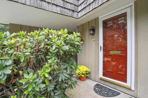 31 Ledgebrook Dr, Norwalk, CT 06854-1017