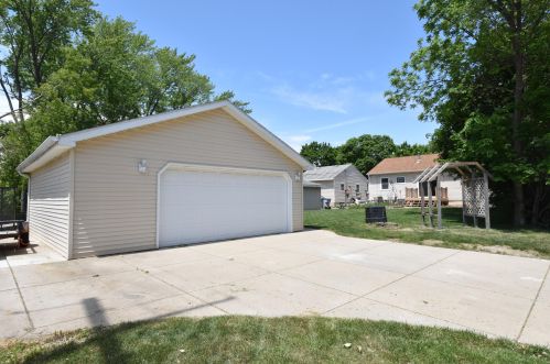 135 Martin Ln, Milwaukee WI 53207-4976 exterior