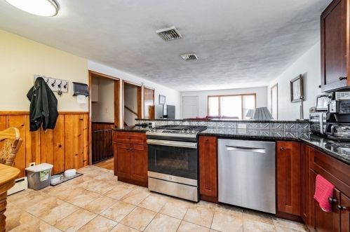 237 Stapleton Rd, Springfield, MA 01109-1525