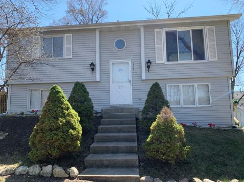 7415 Salem Rd, Bull Valley, IL 60097-9757