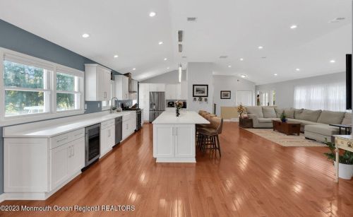 165 New Monmouth Rd, Middletown NJ  07748-2232 exterior