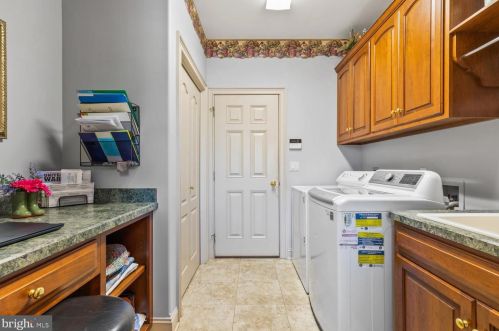 300 Country Mdw Dr, Lancaster PA 17602-1481 exterior