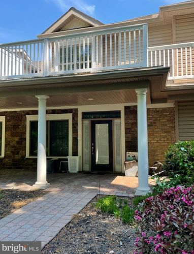 102 High Pointe Dr, Hummelstown, PA 17036-8104