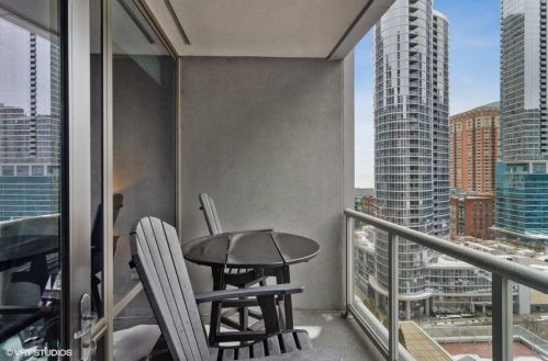 240 Illinois St, Chicago IL 60611-5063 exterior