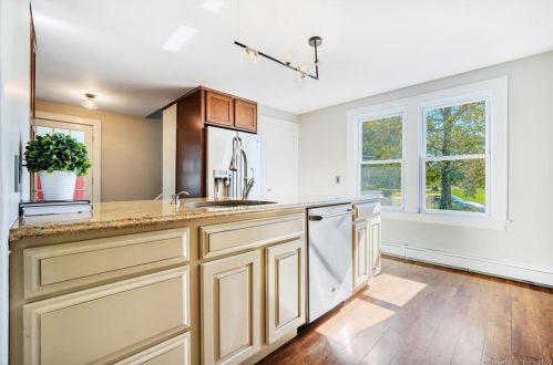 85 Columbia Rd, Windsor CT 06095-3811 exterior