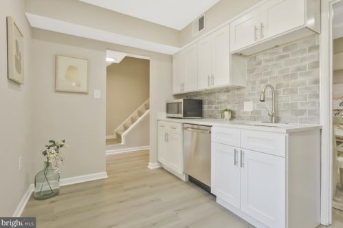 2361 Emerald Hts Ct, Herndon VA 20191-1752 exterior