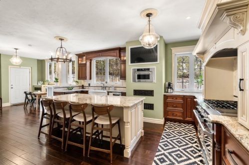 4 Kensington Rd, Worcester MA 01602-1814 exterior