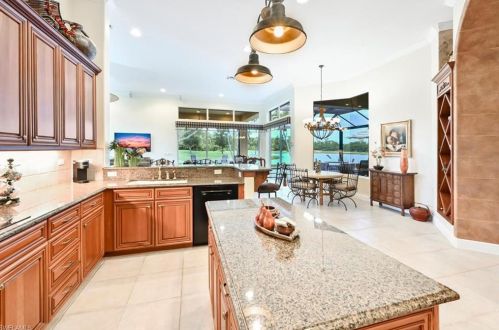 5092 Cerromar Dr, Naples FL 34112-7919 exterior