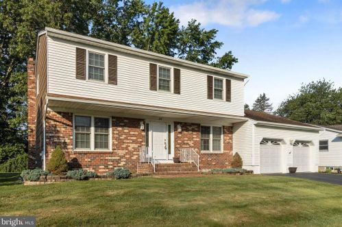 25 Pasadena Dr, Trenton, NJ 08619-1555