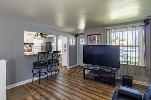 11027 Avenue, Chicago, IL 60617-6934