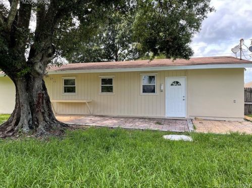 555 Twylite Ter, Fort Pierce FL 34983-1186 exterior