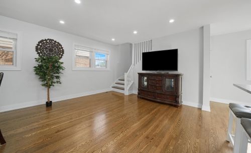 5606 Parkside Ave, Chicago IL 60646-6421 exterior