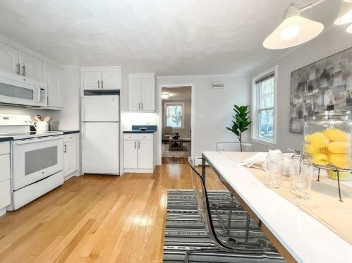 3 Johnson Ave, Peabody MA 01960-5225 exterior