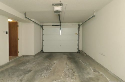 73 Commodore Cmns, Derby CT 06418-2153 exterior