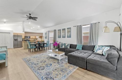 865 105 Ave, Naples FL 34108-1838 exterior