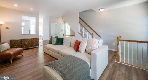 6940 Lerwick Ct, Alexandria VA  22315-5717 exterior