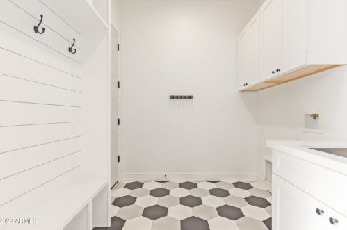 4239 42nd St, Phoenix AZ  85018-4207 exterior