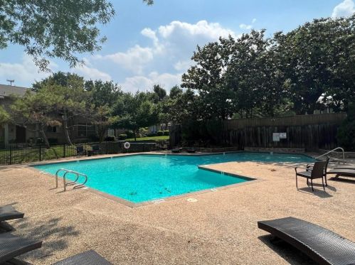 1849 Coronado Hl Dr, Austin TX 78752-2116 exterior