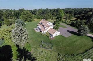 41 Middle Hollow Rd, Hunt, NY 11743-1612