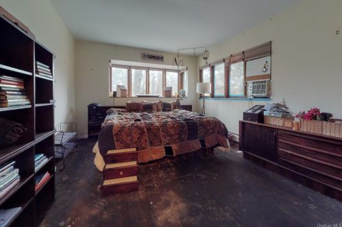 25 Sparrowbush Rd, Upper Saddle River NJ 07458-1420 exterior