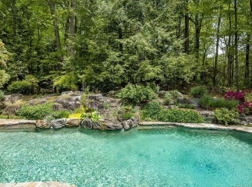 17 Tallwoods Rd, Armonk NY 10504-1020 exterior