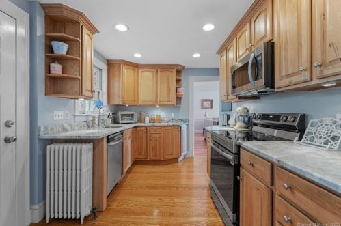 60 Elm St, Deep River CT 06417-1687 exterior